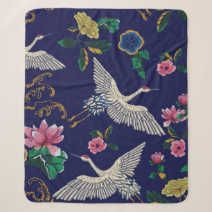 Japanische Kraniche, Wellen und Blumen. Stickerei- Sherpadecke