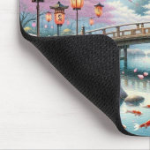 Japanische Landschaft mit Bridge-, Koi- und Sakura Mousepad (Ecke)