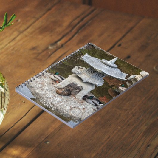 Japanische Laterne und Mallard Encks Notizblock