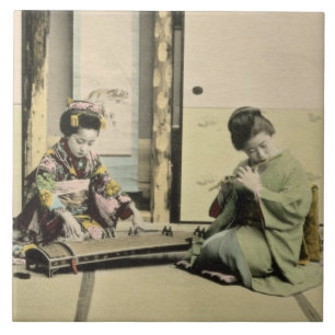 Japanische Mädchen, welche die Flöte, "den Koto" Fliese