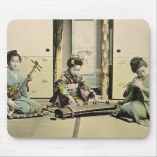 Japanische Mädchen, welche die Flöte, "den Koto" Mousepad