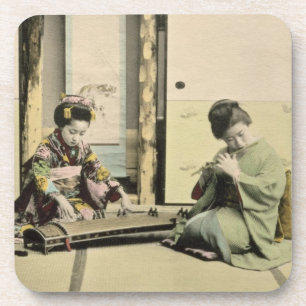 Japanische Mädchen, welche die Flöte, "den Koto" Untersetzer