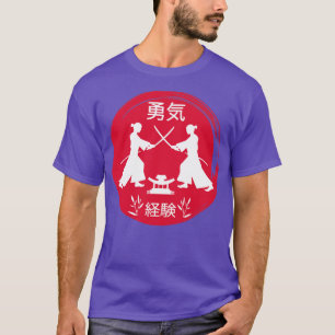 Japanische Samurai, die in einem roten Kreis kämpf T-Shirt