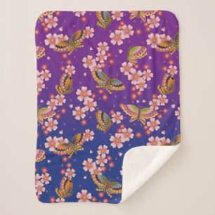 Japanische Schmetterlinge Amid Sakura Blüten Lila Sherpadecke