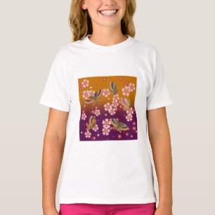 Japanische Schmetterlinge inmitten der Sakura-Blü T-Shirt