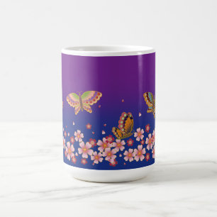 Japanische Schmetterlinge mitten in Sakura blühen Kaffeetasse