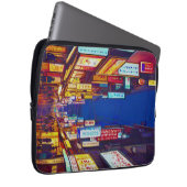 Japanische Stadtstraße nachts Laptopschutzhülle (Vorne Rechts)