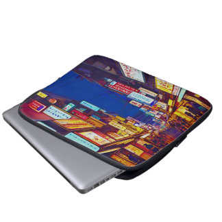 Japanische Stadtstraße nachts Laptopschutzhülle