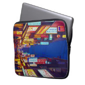 Japanische Stadtstraße nachts Laptopschutzhülle (Vorderseite Links)