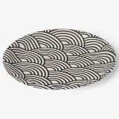 japanische Wave Seigaiha Schwarz und Creme Weiß Pappteller (Schrägansicht)