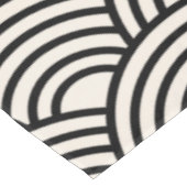 japanische Wave Seigaiha Schwarz und Creme Weiß Tischdecke (Schrägansicht)