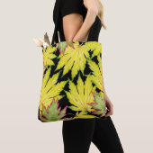 Japanischer Ahorn auf einer Tote-Tasche Tasche (Von Nahem)
