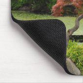 Japanischer Ahornbaum und Gartenteich Mousepad (Ecke)