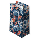 Japanischer Fisch in Wasserfarbe Kleine Geschenktüte (Vorderseite Schrägansicht)