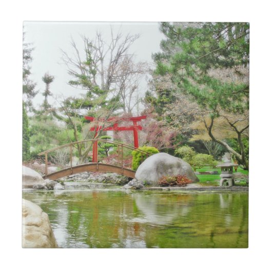 JAPANISCHER GARTEN MIT BRÜCKE UND TORII (ROTES Tor Fliese (Vorderseite)