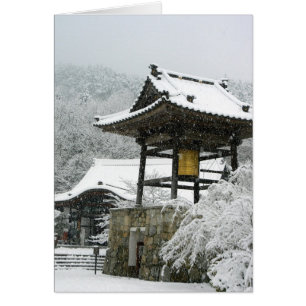 Japanischer Glockenturm im Schnee