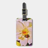 Japanischer Käfer auf White Rose Gepäckanhänger (Vorderseite vertikal)