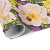 Japanischer Käfer auf White Rose Geschenkpapier (Rolleneckpunkt)