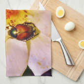 Japanischer Käfer auf White Rose Geschirrtuch (Viertel Falte)