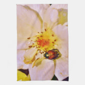 Japanischer Käfer auf White Rose Geschirrtuch (Vertikal)