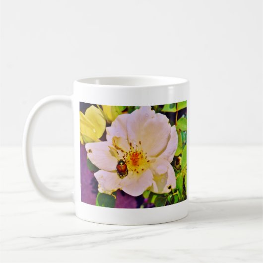Japanischer Käfer auf White Rose Kaffeetasse (Links)
