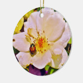 Japanischer Käfer auf White Rose Keramikornament (Links)