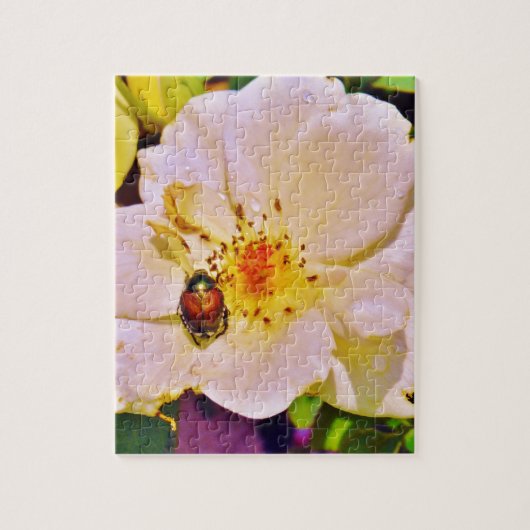 Japanischer Käfer auf White Rose Puzzle (Vertikal)