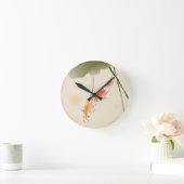 Japanischer Karpfen fischt Schwimmen im Lotosteich Runde Wanduhr (Zuhause)