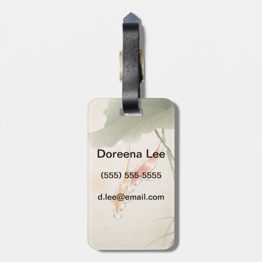 Japanischer Karpfenfisch, der im Lotusteich schwim Gepäckanhänger (Rückseite vertikal)