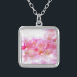 Japanischer Kirschbaum mit pastellrosa Blüten Versilberte Kette<br><div class="desc">Springtime frisches Blumenbild. Extravaganter japanischer Kirschbaum blüht in zarten, zarten Pinzen und sanften Weißen. Die Blüten sind von hellrosa und leuchtend gelben Wirbel umgeben, und die Lichter blicken auf sie und verleihen ihr einen magischen Traumeffekt, so wie etwas aus einem Feenuniversum. Der verblichene handgeschriebene Text auf Französisch gibt ihm einen...</div>