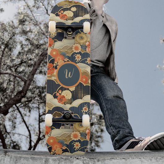 Japanischer Retro Teal Blumen Initial auf Wolken Skateboard