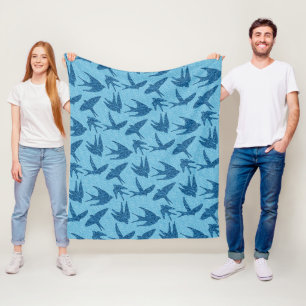 Japanischer Schwalber im Flight, Kobalt und Blauer Fleecedecke