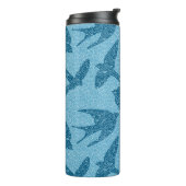 Japanischer Schwalber im Flug, in Kobalt und in Bl Thermosbecher (Nach links gedreht)