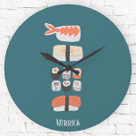 Japanischer Sushi-Individuelle Name Runde Wanduhr<br><div class="desc">Niedliche und köstliche Sushi-Küche auf tiefgrünem Hintergrund. Anpassen durch Ändern oder Entfernen des Namens.</div>