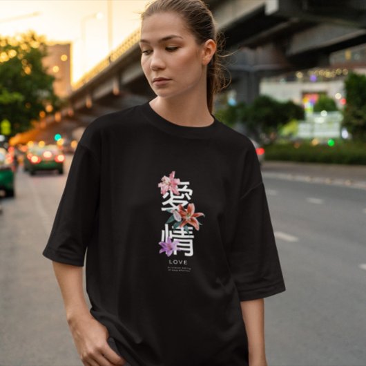 Japanischer Text mit Blume T-Shirt