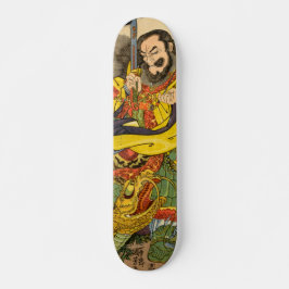 Japanischer Zauberer, der einen Sturmdrachen herau Skateboard