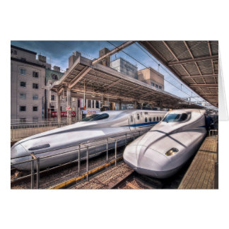 Japanischer Zug am Bahnhof Tokio