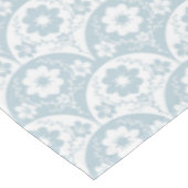 Japanisches Blumenmuster in sanftem Blau und Weiß Tischdecke (Schrägansicht)