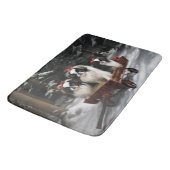 Japanisches Chin Snowy Sleigh Weihnachtsdekor Badematte (Schrägansicht)