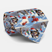 Japanisches Kinn im Schnee mit Weihnachtsmütze Krawatte (Gerollt)