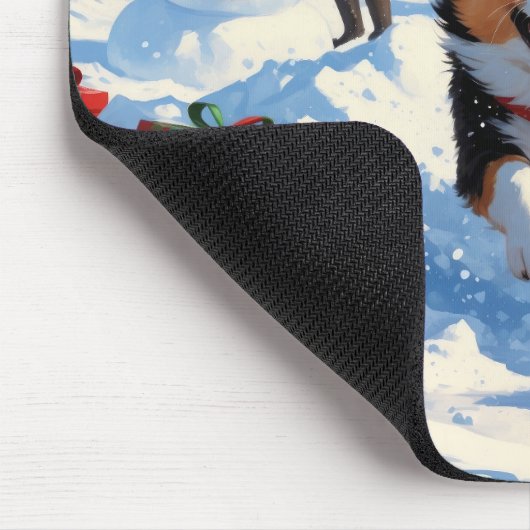Japanisches Kinn im Schnee mit Weihnachtsmütze Mousepad (Ecke)