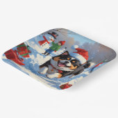 Japanisches Kinn im Schnee mit Weihnachtsmütze Pappteller (Gewinkelt)