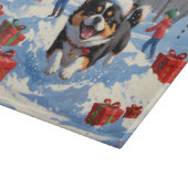 Japanisches Kinn im Schnee mit Weihnachtsmütze Schneidebrett (Ecke)