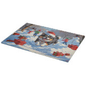 Japanisches Kinn im Schnee mit Weihnachtsmütze Schneidebrett (Ecke)