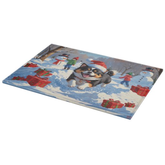 Japanisches Kinn im Schnee mit Weihnachtsmütze Schneidebrett (Ecke)