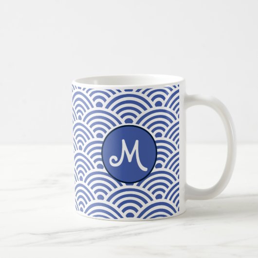 Japanisches klassisches Wellenmuster mit Monogramm Kaffeetasse (Rechts)