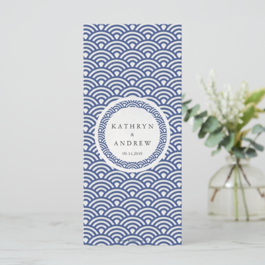 Japanisches Seigaiha Waves Elegant Beach Wedding M Menükarte (Stehend Vorderseite)