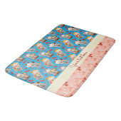 Japanisches Waving Lucky Cat mit Koi in Blau Badematte (Schrägansicht)