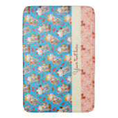 Japanisches Waving Lucky Cat mit Koi in Blau Badematte (Vorderseite Vertikal)