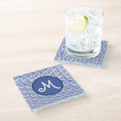 Japanisches Wellenmuster und Monogramm Glasuntersetzer (Schrägansicht)